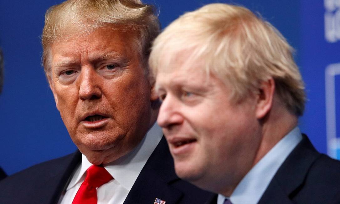 Trump com o premier britânico Boris Johnson: influência indevida, afirma Pequim. Foto: Peter Nicholls / REUTERS