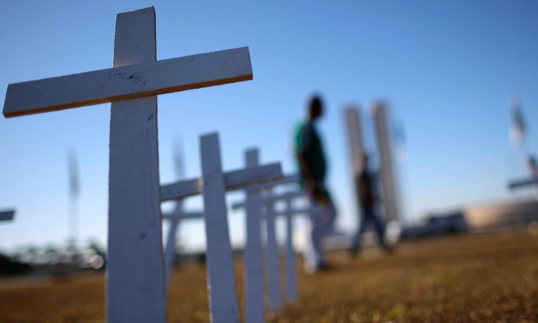 Cruzes colocadas em frente ao Congresso Nacional simbolizando os mortos por Covid-19. Foto: ADRIANO MACHADO / REUTERS
