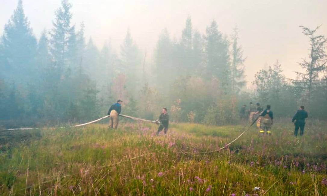 Bombeiros combatem fogo em floresta no Norte da Rússia: clima quente e baixa umidade do solo contribuíram para mudança da paisagem na Sibéria Foto: AFP