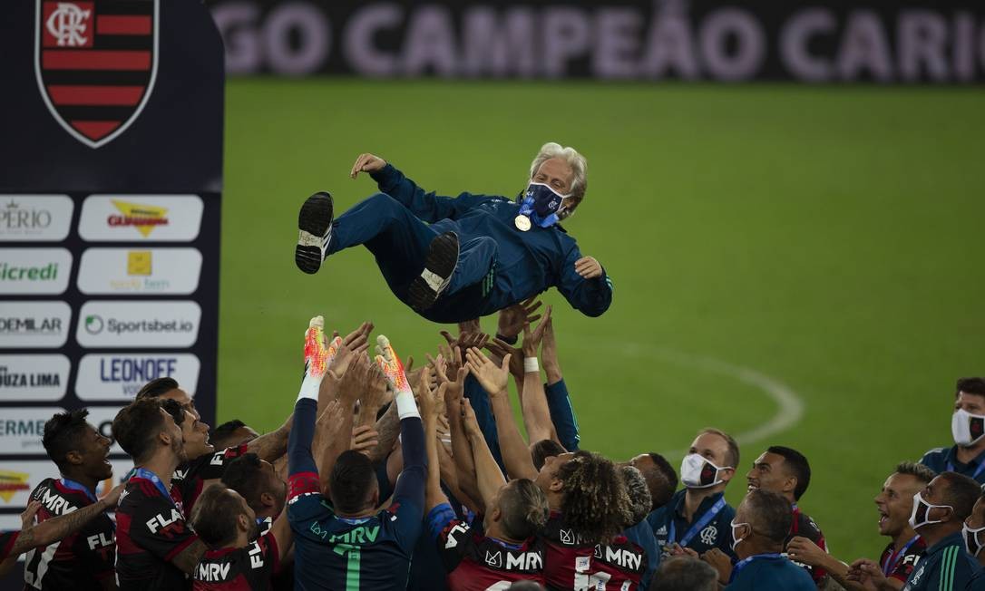Jogadores do Flamengo jogam o técnico Jorge Jesus para o alto na comemoração do título carioca Foto: Alexandre Cassiano / Agência O Globo