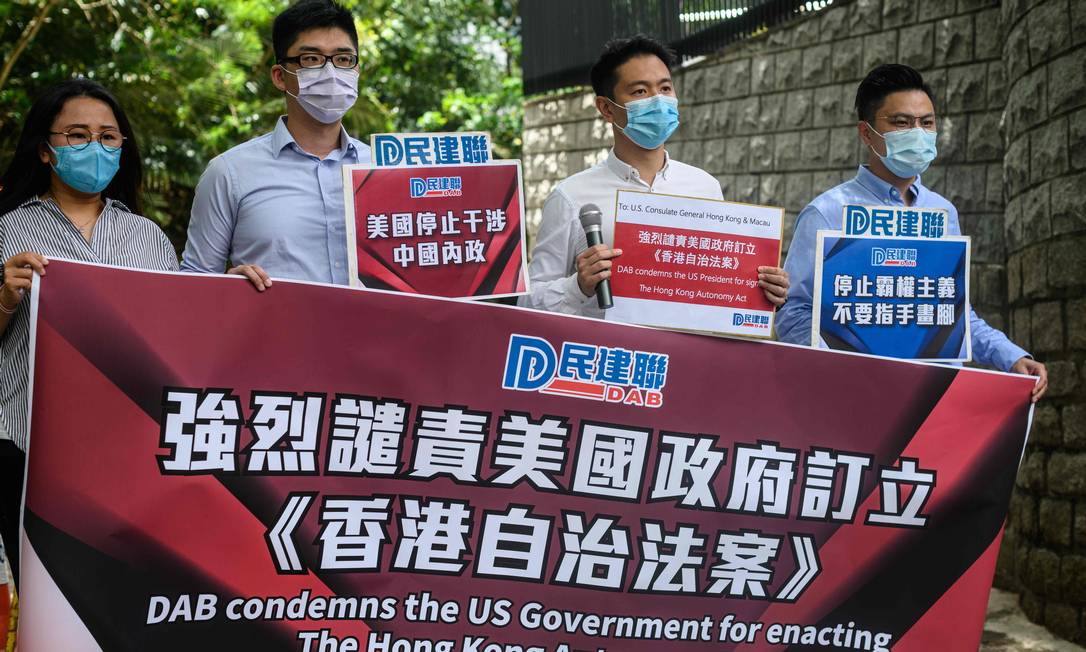 Membros partido pró-Pequim Aliança Democrática para a Melhoria e Progresso de Hong Kong protestam contra os EUA Foto: ANTHONY WALLACE / AFP