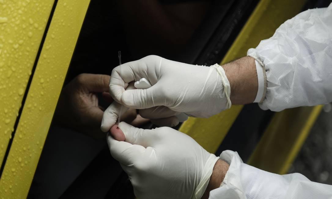 Testes para novo coronavírus em sistema de drive-thru, no Rio de Janeiro
Foto: Gabriel de Paiva / Agência O Globo