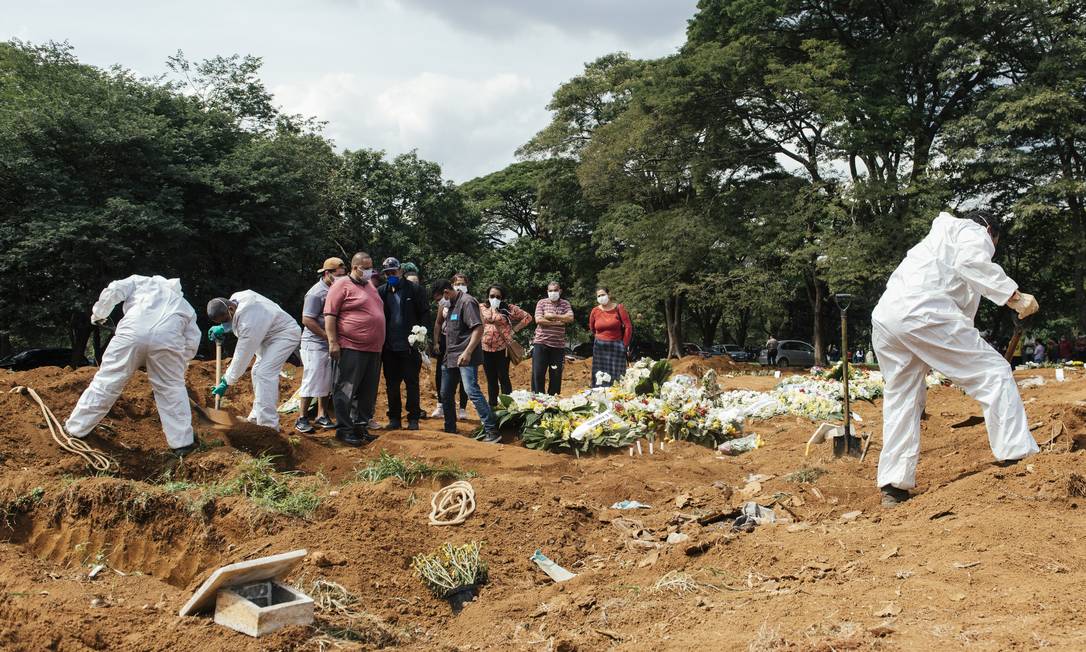 Enterro no Cemitério Público da Vila Formosa, em São Paulo. Foto: Filipe Redondo / Agência O Globo