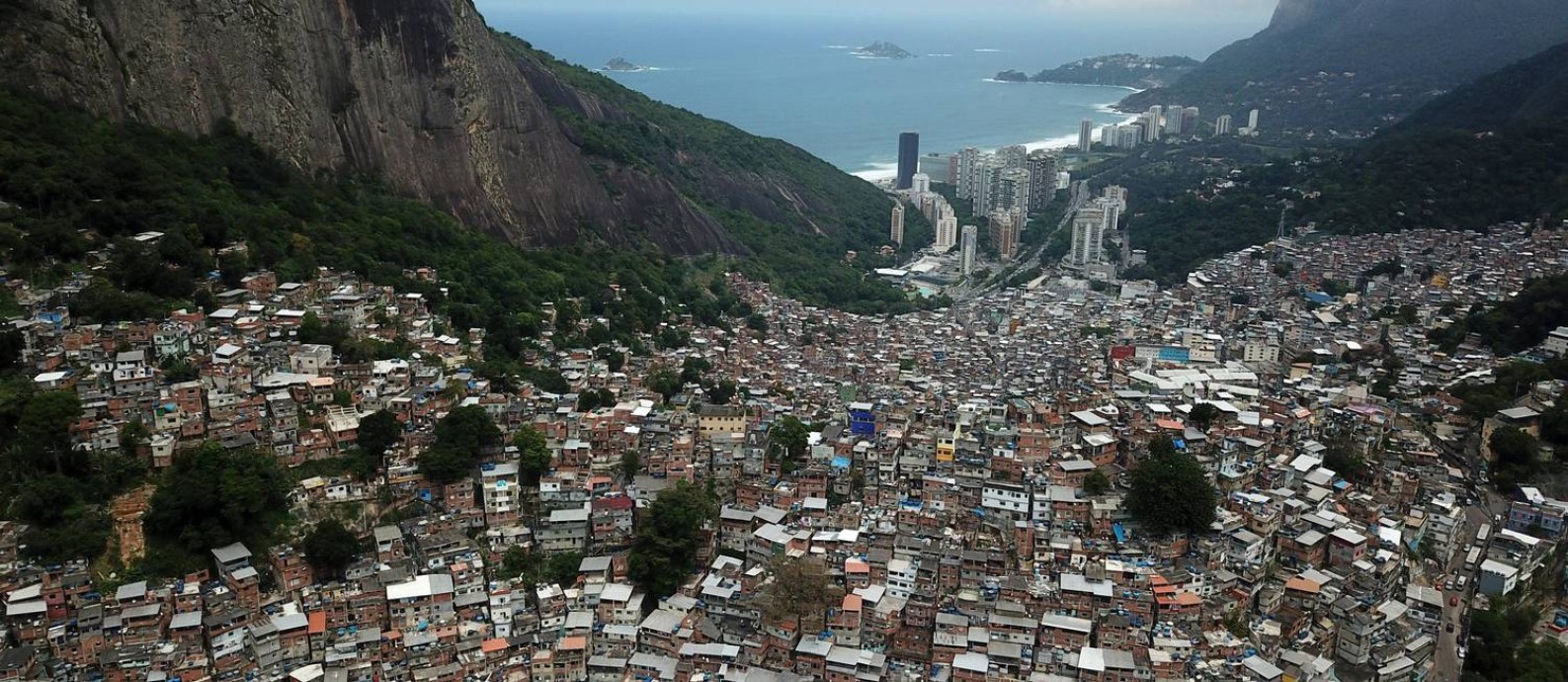 Contraste: de um lado, a Zona Sul carioca, de outro, a favela da Rocinha Foto: Custódio Coimbra / Agência O Globo/16-10-2019