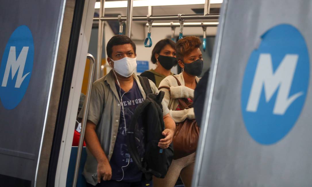 Passageiros de metrô no Rio: microbiologista diz que faltas de política de isolamento social estão por trás de aumento de contágios por coronavírus no país Foto: PILAR OLIVARES/REUTERS/16-7-2020