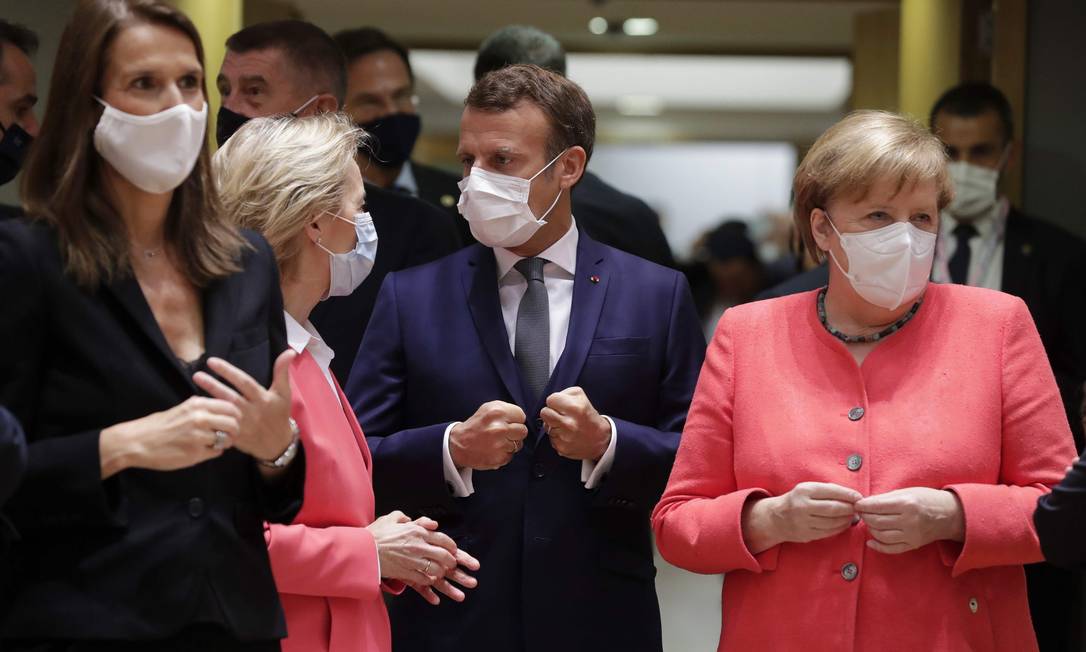 A premier belga Sophie Wilmes, a presidente da Comissão Europeia, Ursula von der Leyen, Macron e Merkel no início da primeira cúpula europeia pós-pandemia Foto: STEPHANIE LECOCQ / AFP