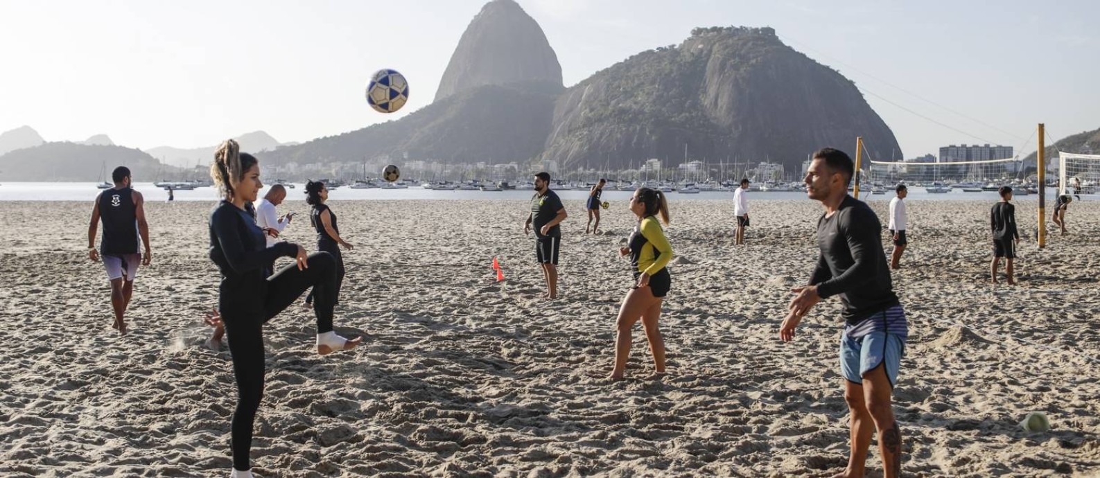 As atividades esportivas coletivas foram liberadas na orla do Rio Foto: Gabriel de Paiva / O Globo