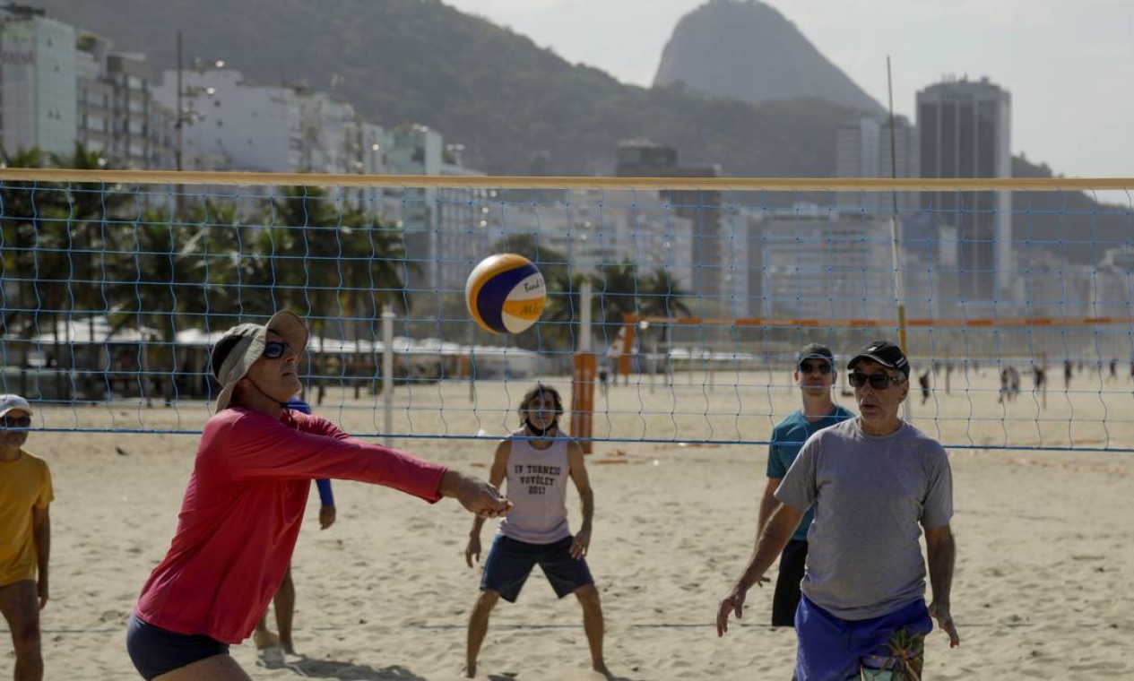 Prática de esportes coletivos na areia das praias também foram permitidos em julho, mas apenas de segunda a sexta-feira Foto: Gabriel de Paiva / Agência O Globo