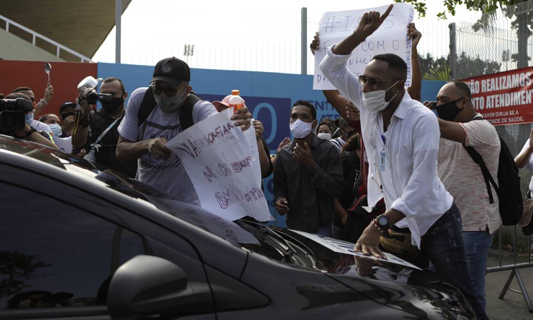 Funcionários protestam por falta de pagamento em frente ao hospital de campanha do Maracanã Foto: Luiza Moraes