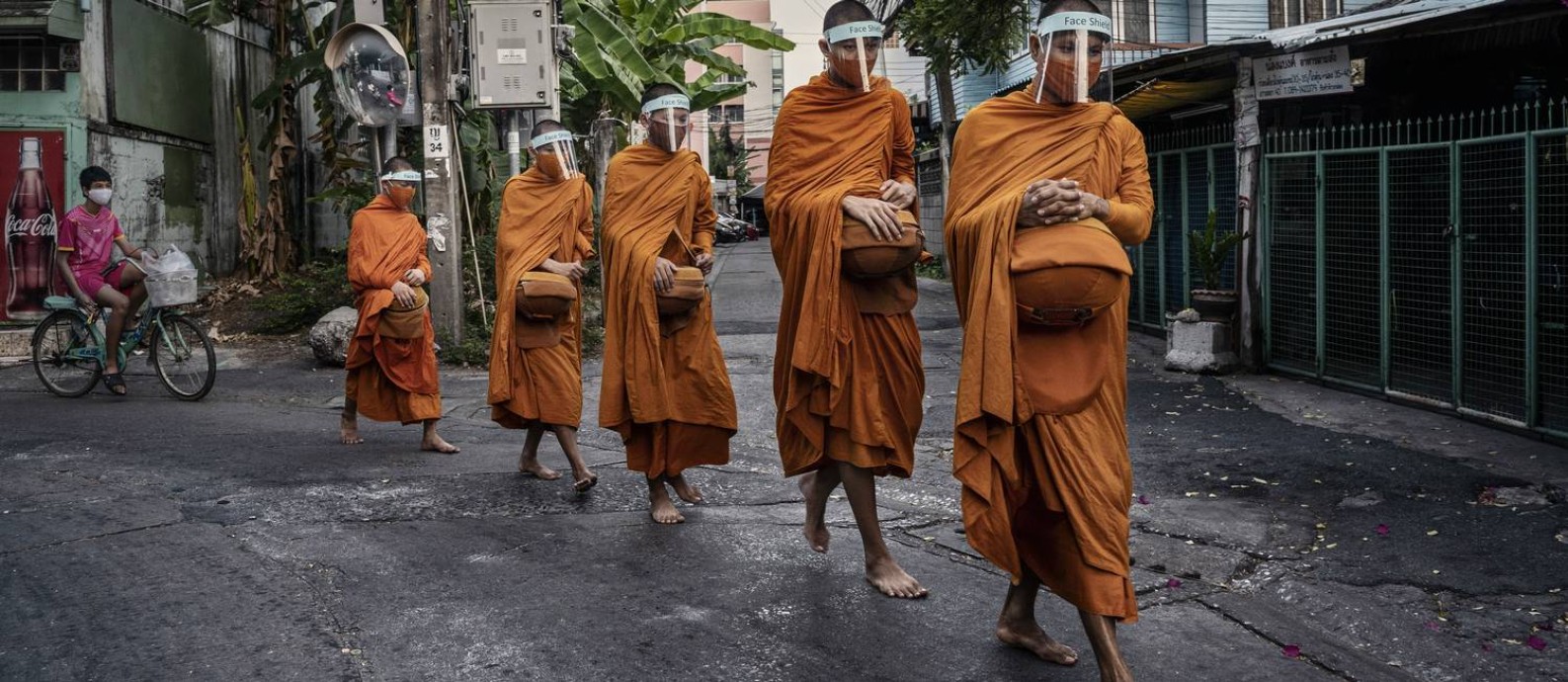 Monges tailandeses usam máscara e viseira para se protegerem da Covid-19 Foto: ADAM DEAN / NYTN