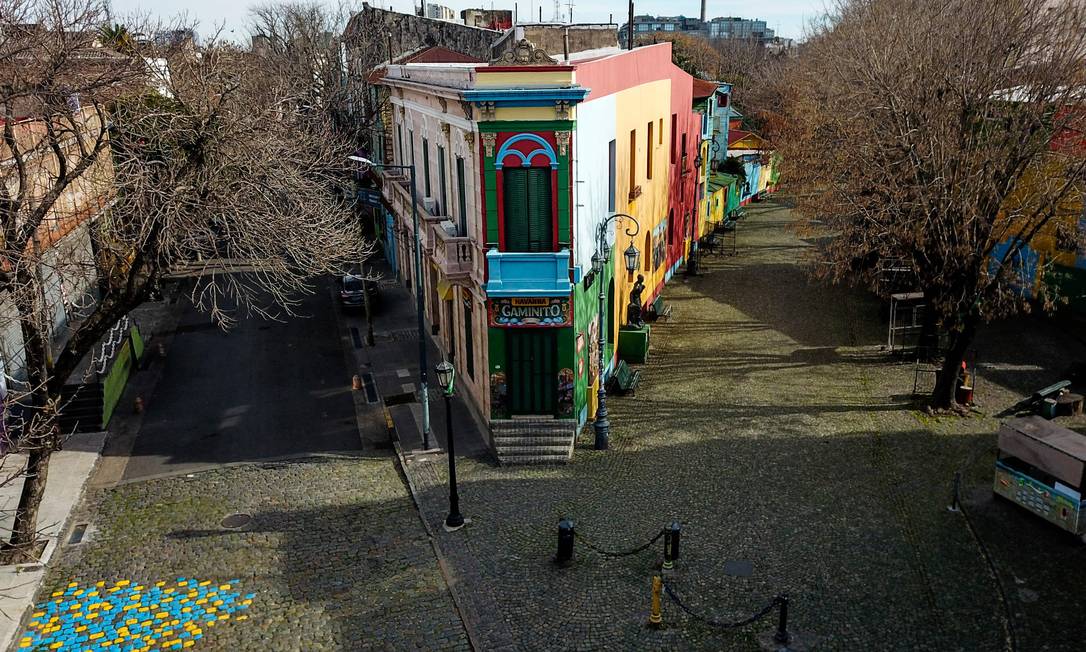 Vista aérea do Caminito vazio, um dos principais pontos turísticos de Buenos Aires e símbolo da crise do novo coronavírus no bairro de La Boca Foto: RONALDO SCHEMIDT / AFP