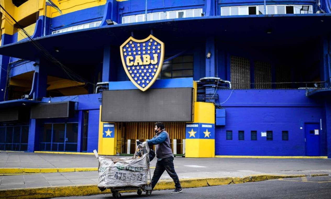 Um catador de material reciclável passa em frente ao estádio La Bombonera, casa do Boca Juniors Foto: RONALDO SCHEMIDT / AFP