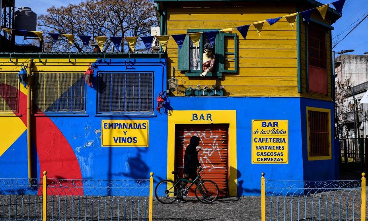 Um bar com as portas fechadas durante a crise do coronavírus em La Boca, tradicional bairro de Buenos Aires que sofre com a ausência de turistas Foto: RONALDO SCHEMIDT / AFP