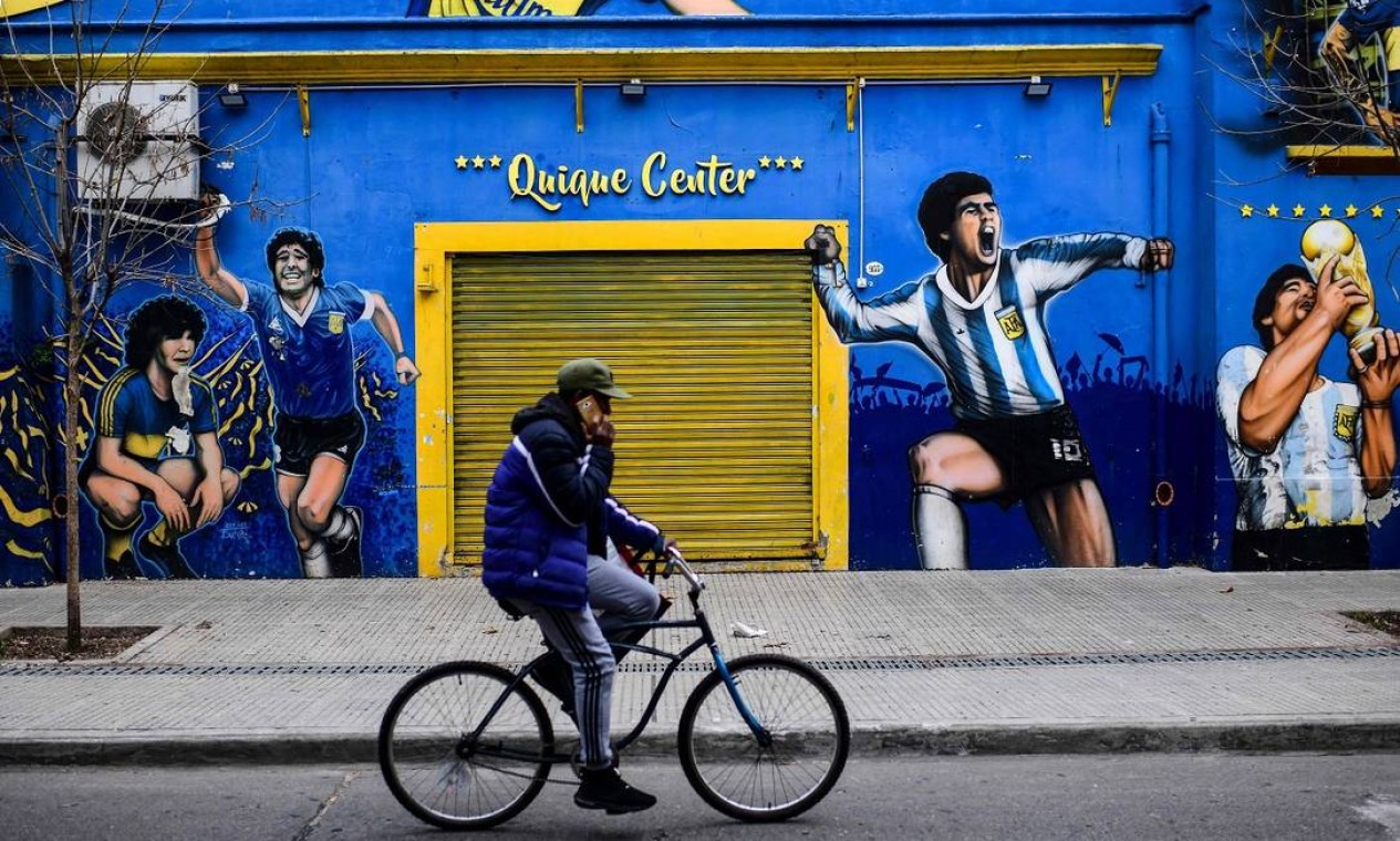Muitas imagens de Maradona e nenhum turista: o retrato do bairro de La Boca, em Buenos Aires, em plena pandemia do novo coronavírus Foto: RONALDO SCHEMIDT / AFP