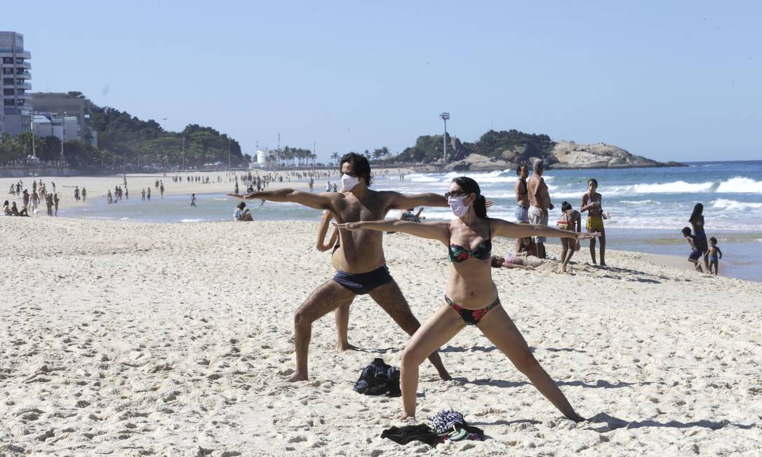 Flexibilização e dia de calor no inverno levou cariocas às praias neste domingo Foto: Domingos Peixoto
