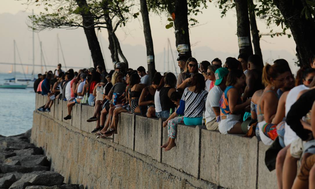 Mureta da Urca fica lotada em domingo de sol; poucos frequentadores usavam máscaras Foto: Brenno Carvalho / Agência O Globo