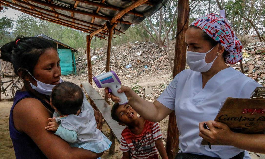 Na Colômbia, funcionários da saúde atendem a índios venezuelanos em Cúcuta, na fronteira, em meio à pandemia de coronavírus: retorno de migrantes à Venezuela tem aumentado Foto: SCHNEYDER MENDOZA / AFP