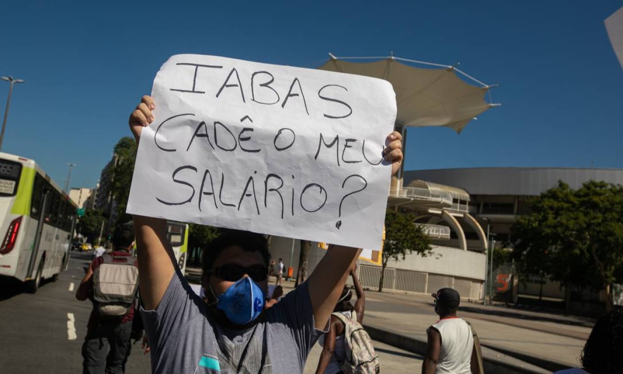 Funcionários da saúde do Rio cobram os salários atrasados Foto: BRENNO CARVALHO / Agência O Globo