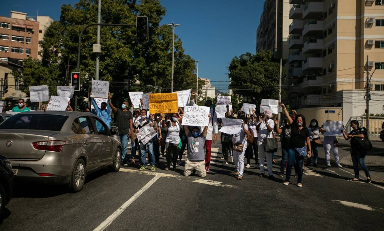 Manifestantes aproveitam sinal fechado para exibir reivindicações para a categoria que trabalha na linha de frente do combate ao coronavírus e enfrenta crise financeira Foto: BRENNO CARVALHO / Agência O Globo