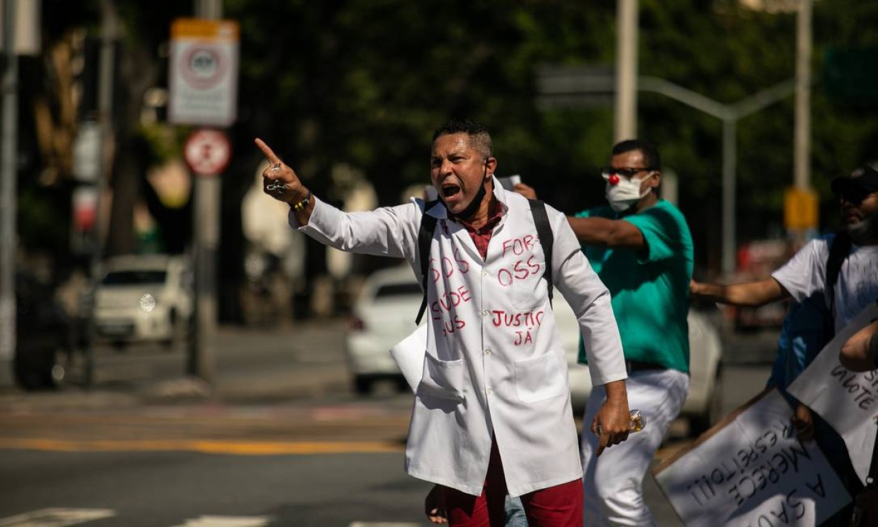 Com o anúncio do fechamento de hospitais de campanha e mais de 60 colegas demitidos e salários atrasados, trabalhadores da linha de frente ainda enfrentam o medo de possíveis demissões Foto: BRENNO CARVALHO / Agência O Globo