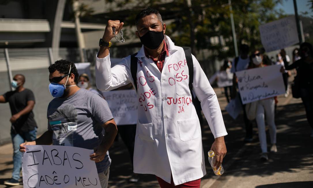 Funcionários do hospital não receberam salários e, por isso, fazem novo protesto em frente ao Hospital de Campanha do Maracanã Foto: BRENNO CARVALHO / Agência O Globo
