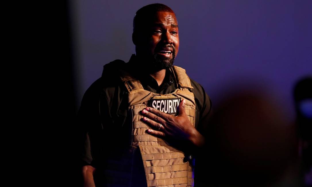 O rapper Kanye West fica emocionado durante seu primeiro comício como indicado à presidência em North Charleston, Carolina do Sul, no domingo. Foto: RANDALL HILL / REUTERS