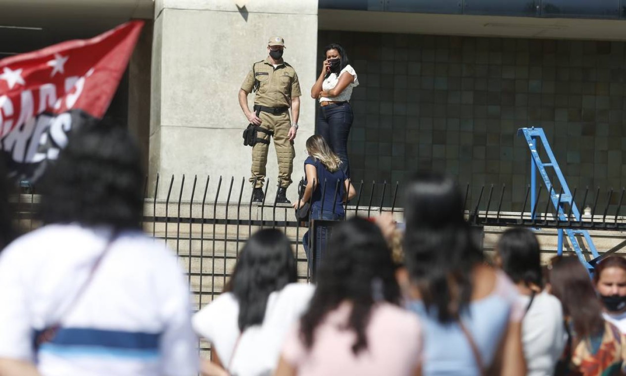 Depois de muito barulho, uma assessora da Educação recebeu as representantes do movimento para explicar a situação Foto: Fabiano Rocha / Agência O Globo