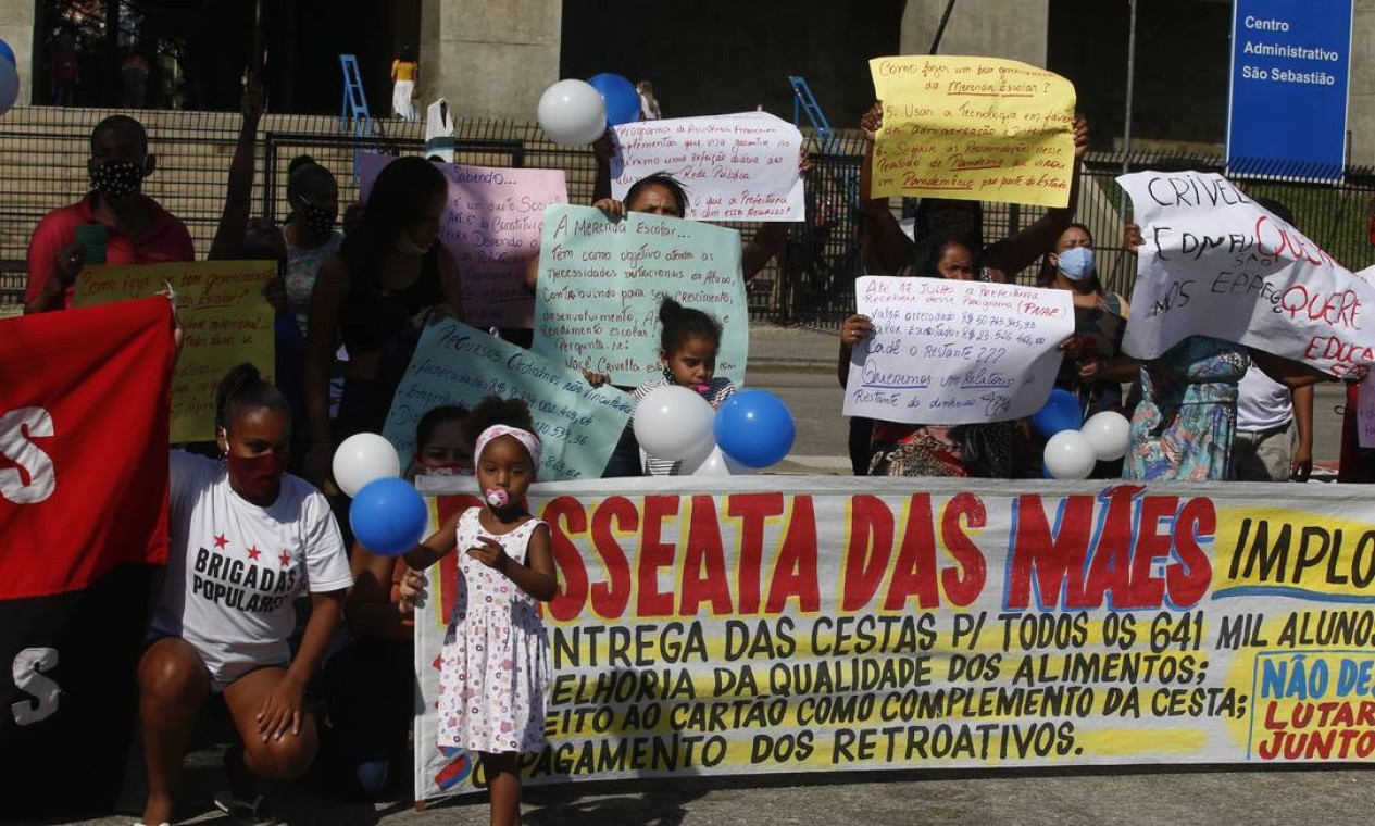 Famílias de alunos da rede municipal protestam em frente à prefeitura do Rio, pelo benefício prometido pelo prefeito Crivella Foto: Fabiano Rocha / Agência O Globo