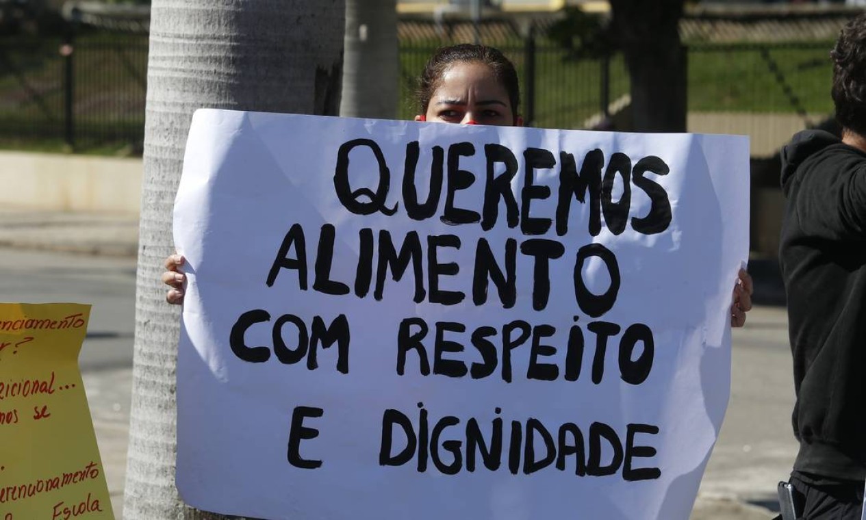 Famílias protestaram para que promessa de universalização da assistência fosse cumprida, conforme anunciou o prefeito Crivella no último dia 7 Foto: Fabiano Rocha / Agência O Globo