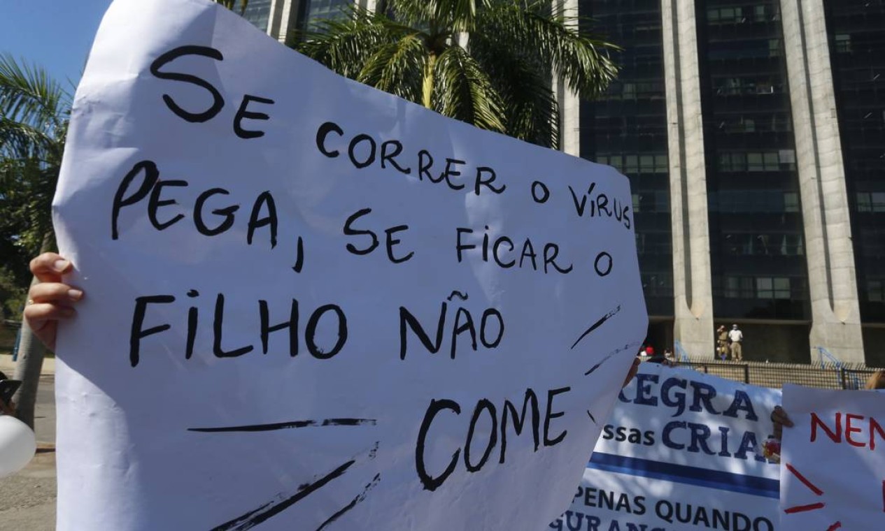 Moradores das periferias do Rio enfrentam um duplo drama na pandemia, entre o medo do contágio e da fome Foto: Fabiano Rocha / Agência O Globo
