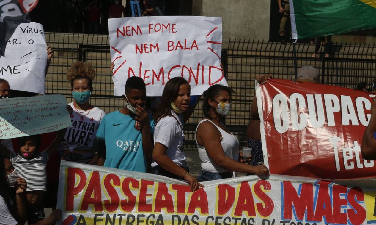 "Nem fome, nem bala, nem Covid", protestam mães de alunos da rede municipal, em frente à Prefeitura, na Cidade Nova Foto: Fabiano Rocha / Agência O Globo
