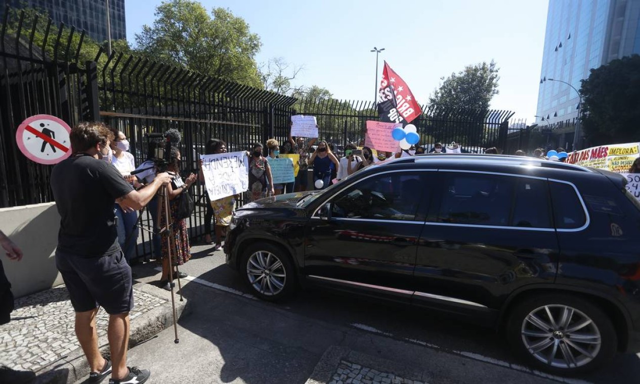 Manifestantes tentam impedir carro de entrar na sede da preifeitura, na Cidade Nova Foto: Fabiano Rocha / Agência O Globo