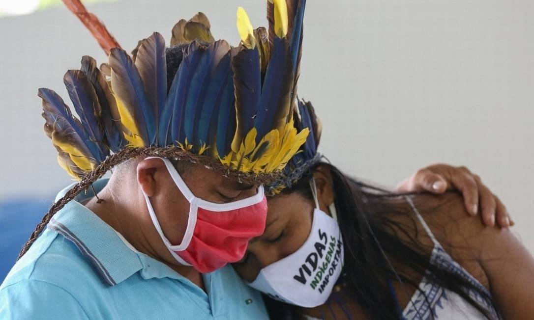 Indígenas do Parque das Tribos, em Manaus, choram a morte do cacique Messias, da tribo Kokama Foto: MICHAEL DANTAS/AFP