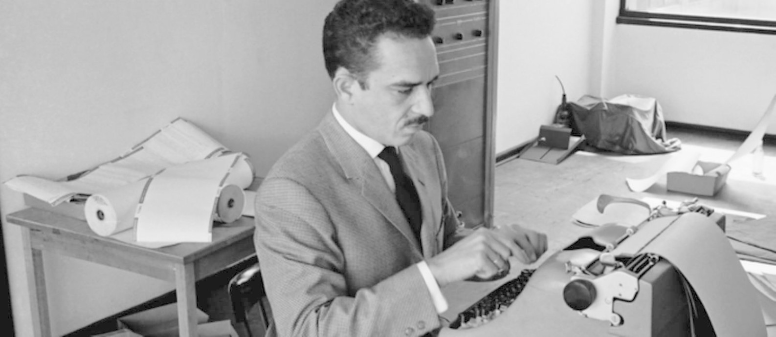 Gabriel García Márquez no escritório de Bogotá da agência cubana de notícias Prensa Latina, em 1959 Foto: divulgação/Hernán Díaz/FNPI
