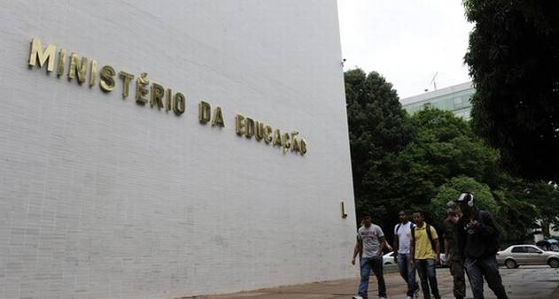 MEC pede R$ 5,3 bi para 'ações essenciais', como Enem e bolsas de pós-graduação, que correm risco - Vimarsana News