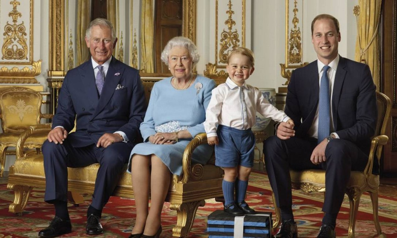 Encontro da rainha e dos futuros reis em foto comemorativa pelos 90 anos da monarca, em 2016 Foto: Ranald Mackechnie / AP
