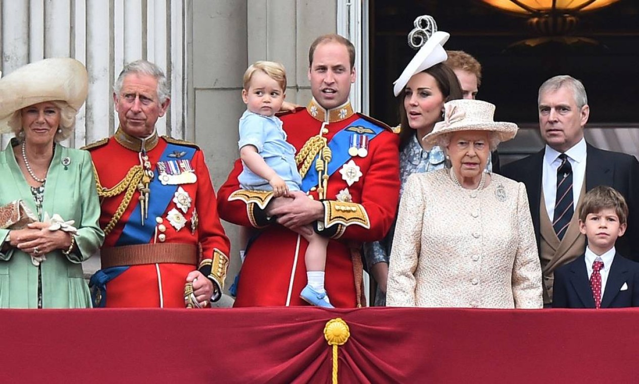 Ainda um bebê de colo, no Trooping the Colour, em 2015. A festa marca o aniversário da rainha, e toda a família vai para a sacada do palácio de Buckingham assistir a espetáculos militares Foto: BEN STANSALL / AFP