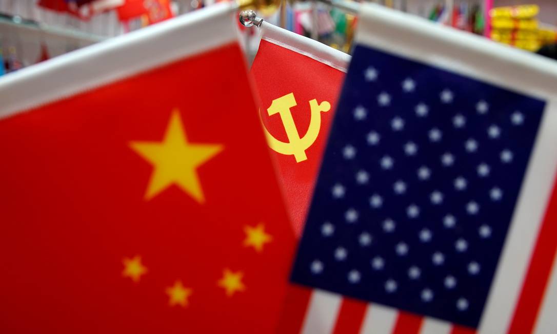 Bandeiras da China, EUA e Partido Comunista Chinês são exibidas em um mercado atacadista na província de Zhejiang Foto: Aly Song / REUTERS/10-05-2019