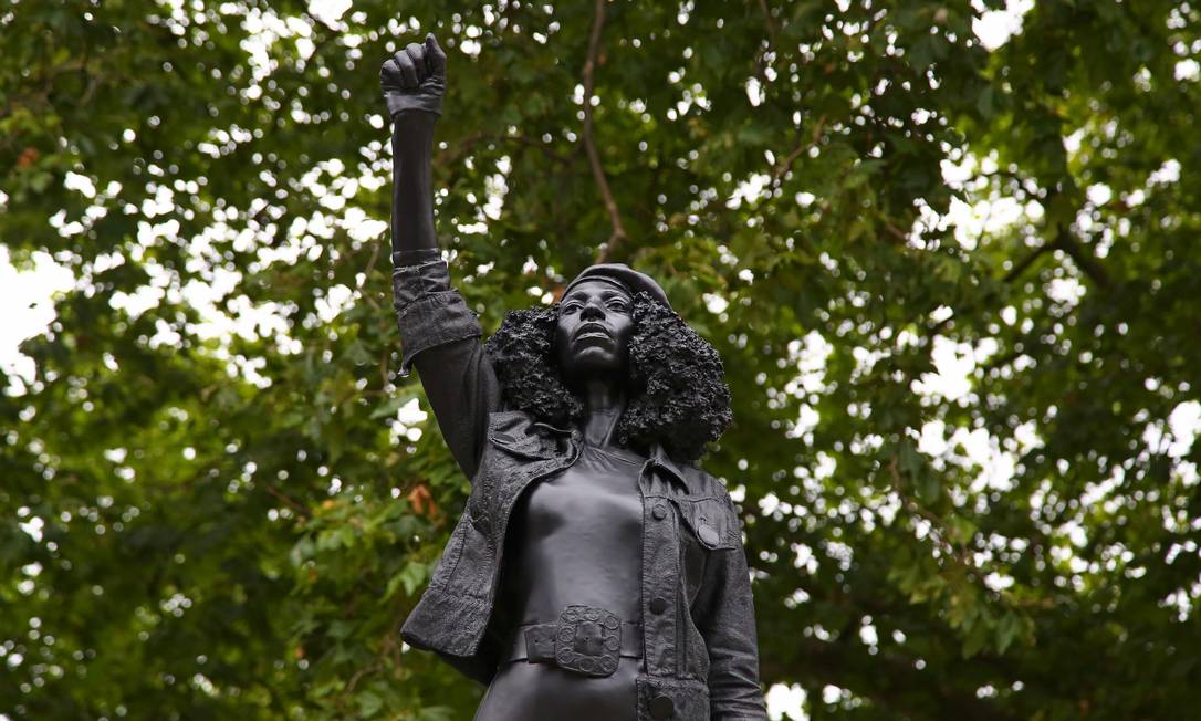 Estátua de traficante de escravos é substituída por escultura de manifestante negra na Inglaterra Foto: GEOFF CADDICK / AFP/15-07-2020