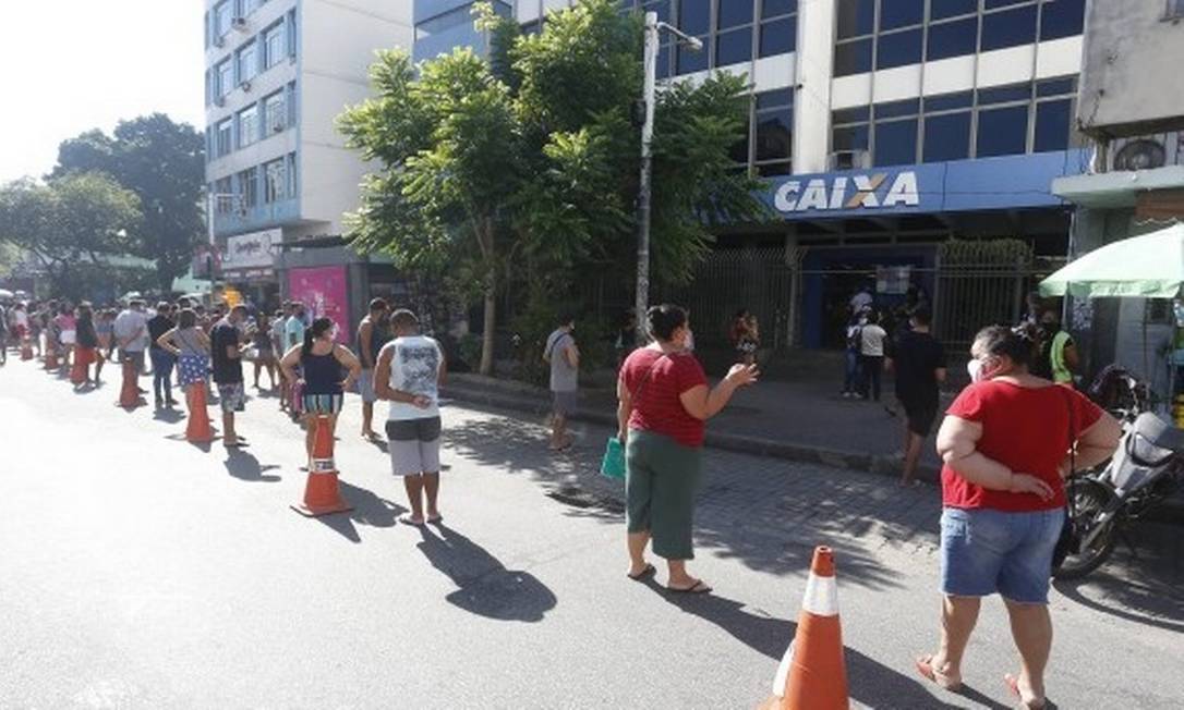 Filas se formaram em frente a agências da Caixa nesta quarta-feira Foto: Fabiano Rocha / Agência O Globo