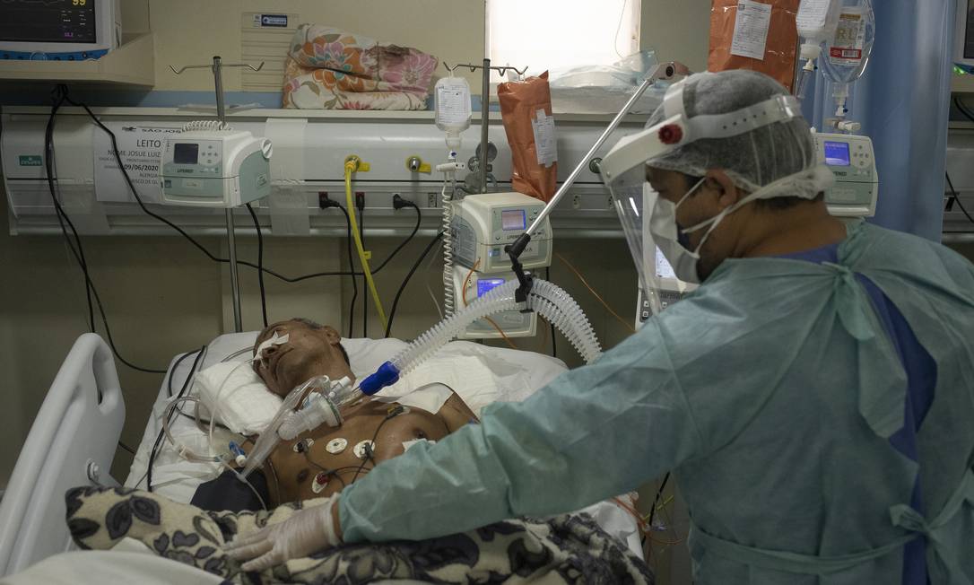 Patients intubated and contaminated by covid 19, corona virus, fight for life in the Intensive Care Unit, in Rio de Janeiro, Brazil, on June 15, 2020. (Photo by Fabio Teixeira/NurPhoto via Getty Images) Foto: Fábio Teixeira / NurPhoto via Getty Images