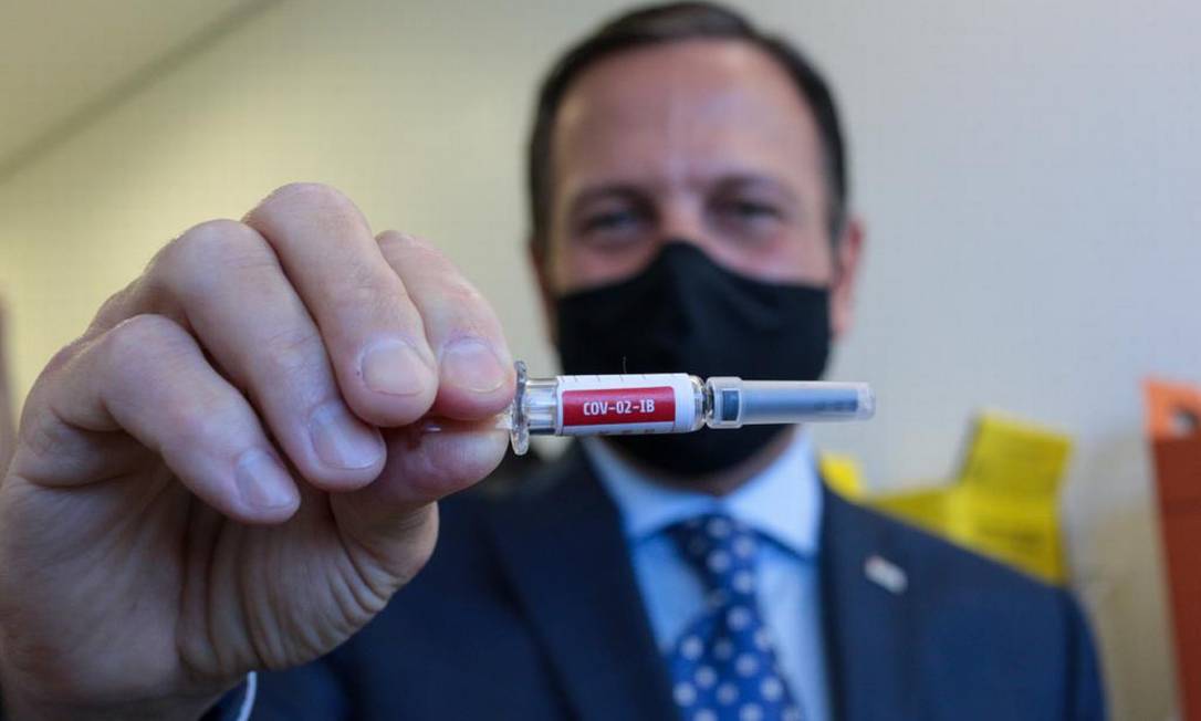 O governador de São Paulo, João Doria (PSDB), que rompeu com Bolsonaro em junho de 2020, anunciou a primeira vacina no mês seguinte Foto: HANDOUT / AFP