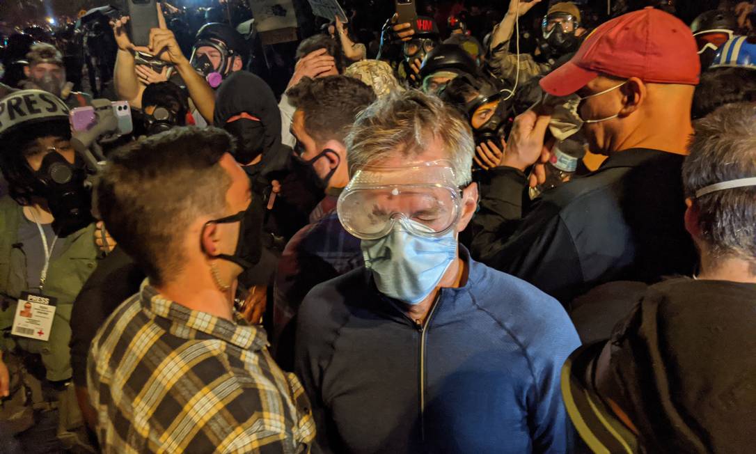 Prefeito de Portland, Ted Wheeler, usa protetor nos olhos e máscara facial durante protesto contra a presença de agentes federais na cidade Foto: MIKE BAKER / NYT / 22-7-2020