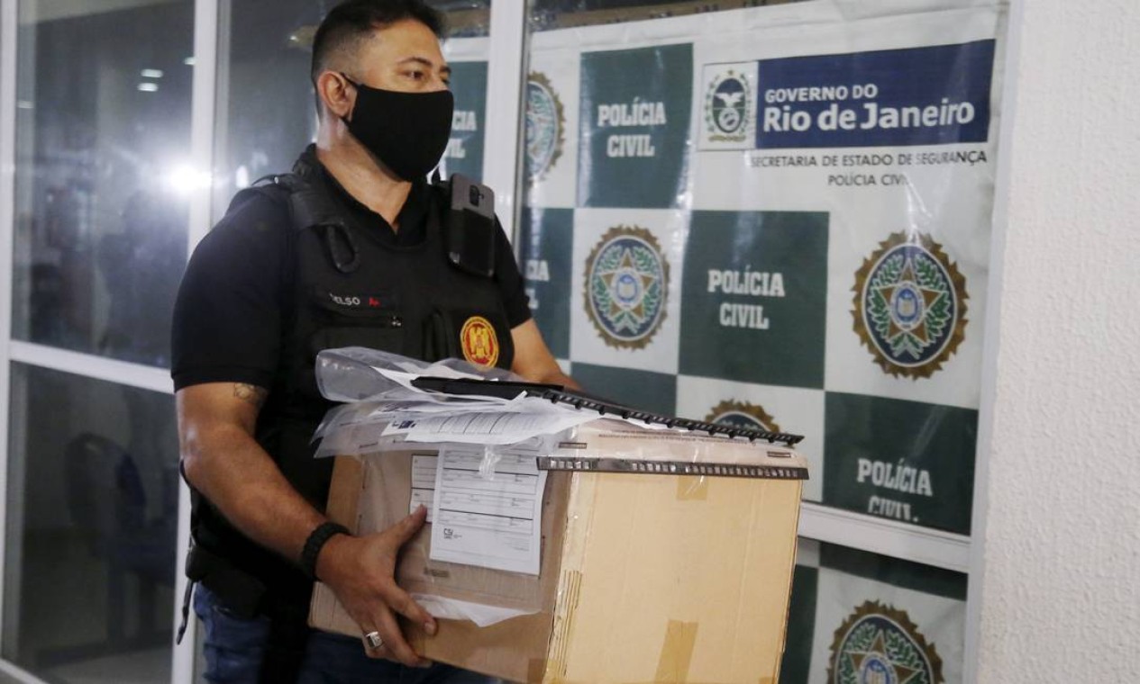Material apreendido durante a operação que mira o Iabas chega à Cidade da Polícia Foto: Fabiano Rocha / Agência O Globo