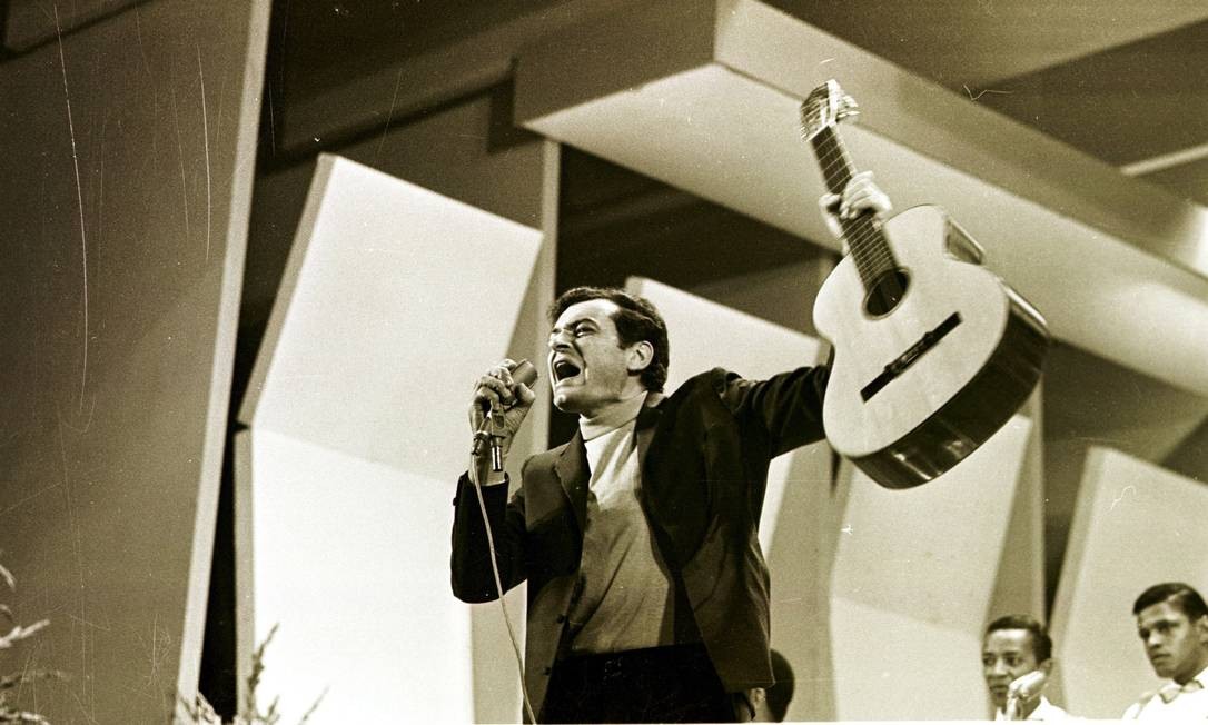 Sérgio Ricardo, pouco antes de quebrar seu violão no III Festival da Música Popular Brasileira da TV Record, em 1967 Foto: Wilson Santos/CPDOC JB