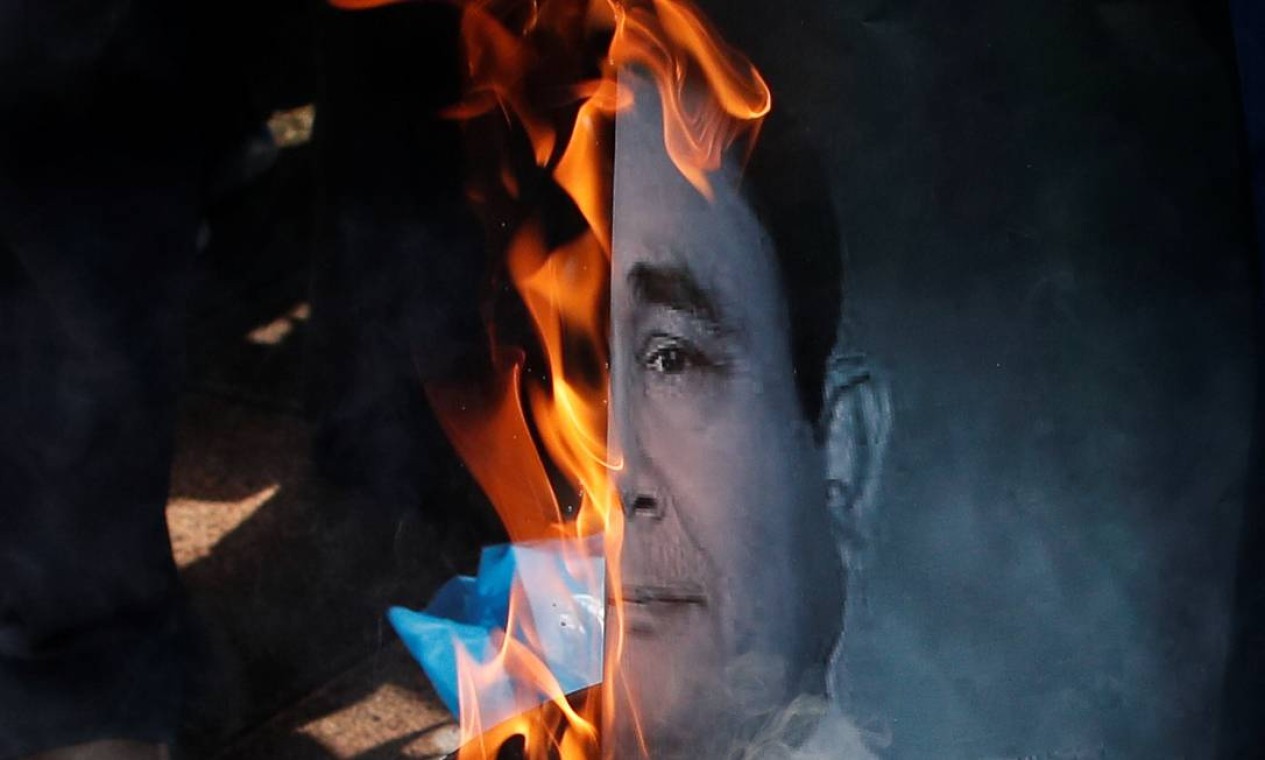 Julho - Estudantes pró-democracia queimam um retrato do primeiro-ministro da Tailândia, Prayut Chan-o-cha, em frente ao Palácio do Governo, em Bangcoc, Tailândia. País vive sob governo militar desde o golpe de 2014, quando o Exército tomou o poder e suspendeu a Constituição sob o argumento de restaruar a ordem e promulgar reformas políticas, diante de um cenário de crise Foto: JORGE SILVA / REUTERS - 24/07/2020