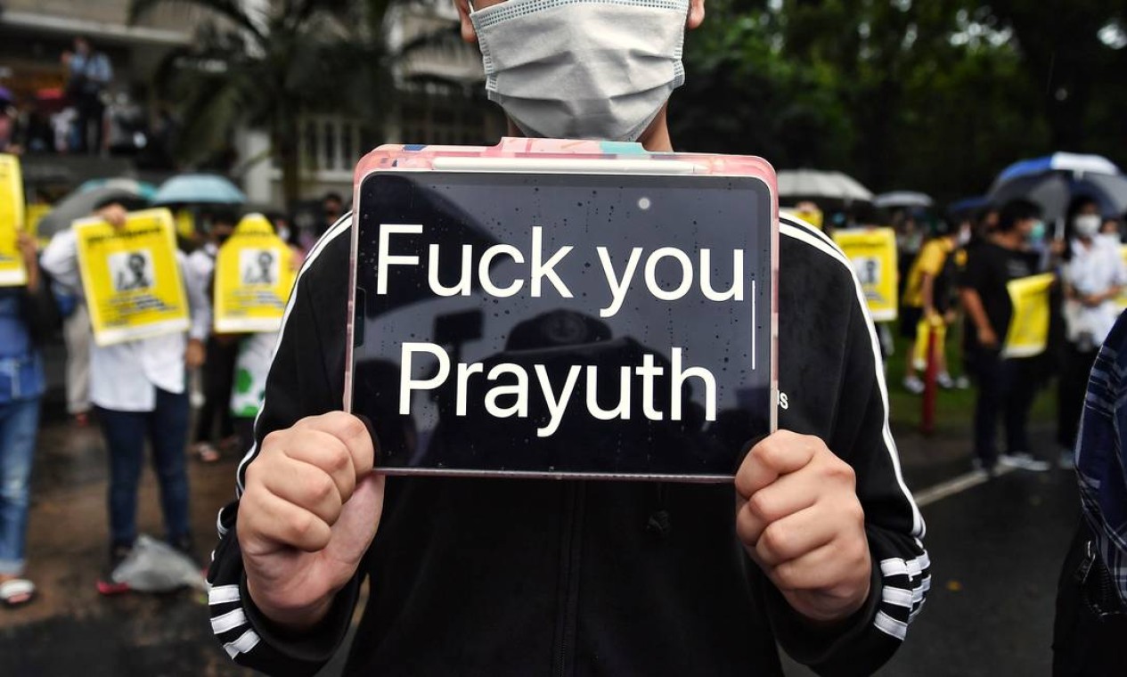 Contra repressão - Manifestante exibe mensagem mandando "se foder" o primeiro-ministro da Tailândia, Prayuth Chan-O-Cha, durante uma manifestação antigovernamental na Universidade Kasetsart, em Bangcoc Foto: LILLIAN SUWANRUMPHA / AFP - 24/07/2020