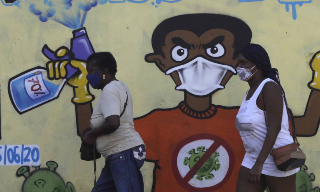Grafiti no Complexo do Alemão atualiza número de mortes pela Covid-19 no Brasil e no Rio e alerta sobre perigo do vírus Foto: Luiza Moraes / Agência O Globo