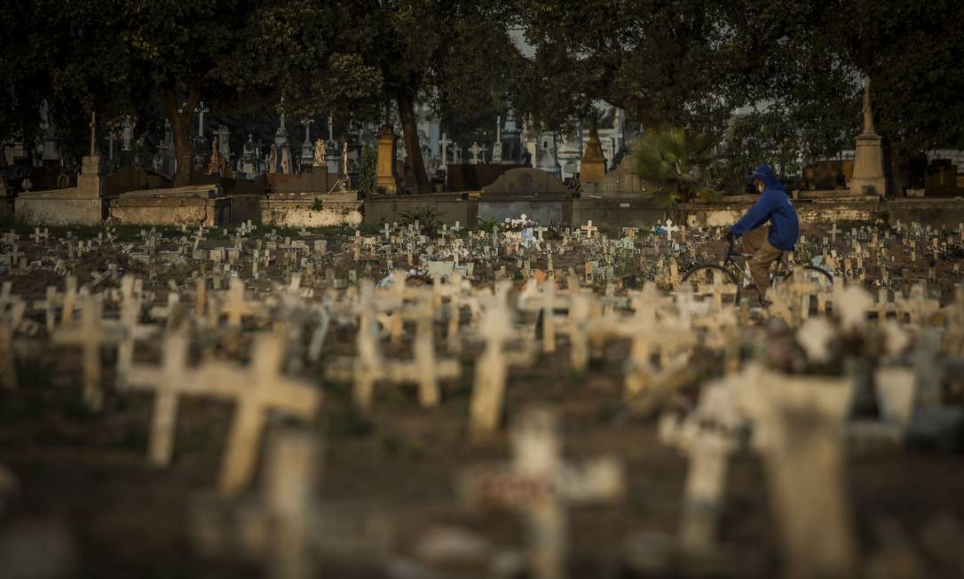 Covas rasas no Cemitério do Caju, no Rio de Janeiro Foto: Guito Moreto / Agência O Globo