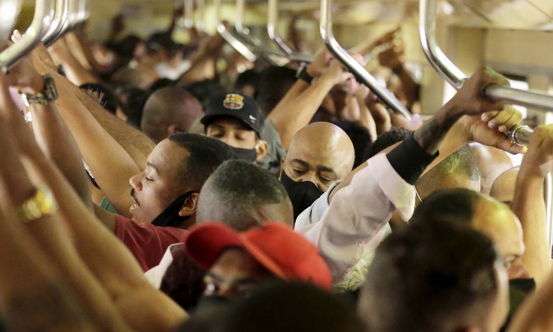 Sufoco: superlotação em trem no ramal de Japeri na última quinta-feira Foto: Domingos Peixoto / Agência O Globo